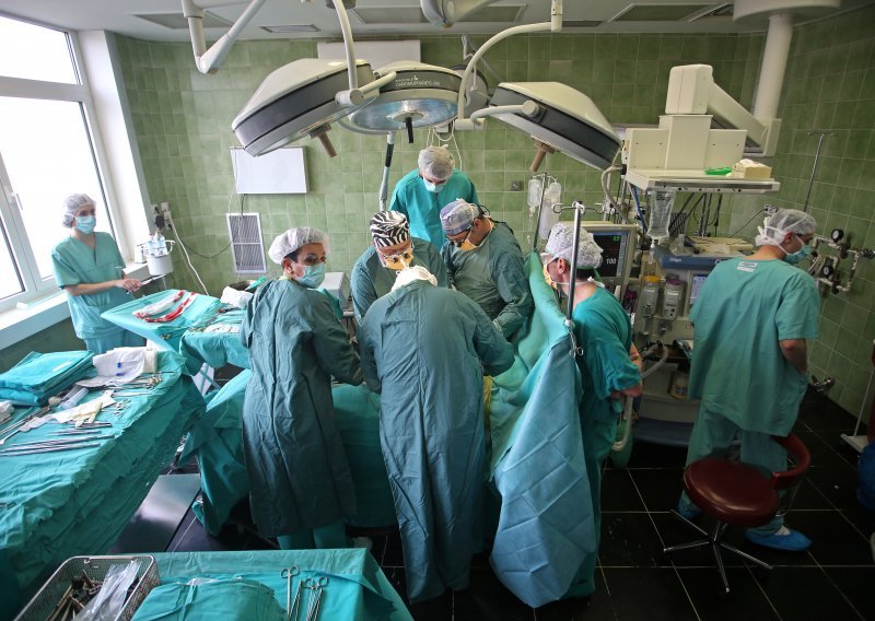 Zbog odredbe EU-a kirurzima nedostaju osnovne potrepštine: 'Treba nam deset fascikala papira'