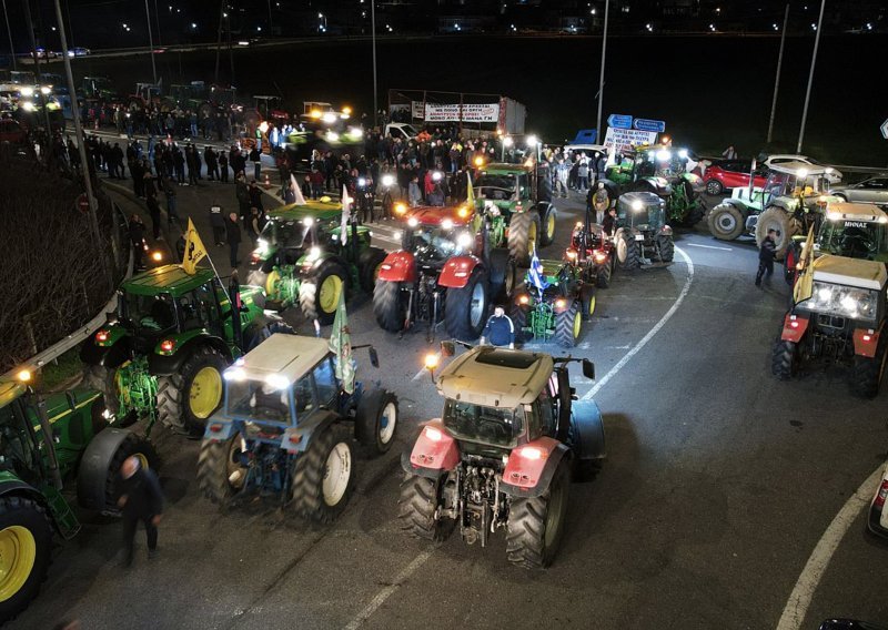 I grčki poljoprivrednici izišli na ceste; traktorima krenuli u Atenu