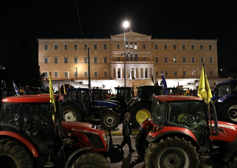 Prosvjednici parkirali 130 traktora ispred parlamenta u Ateni