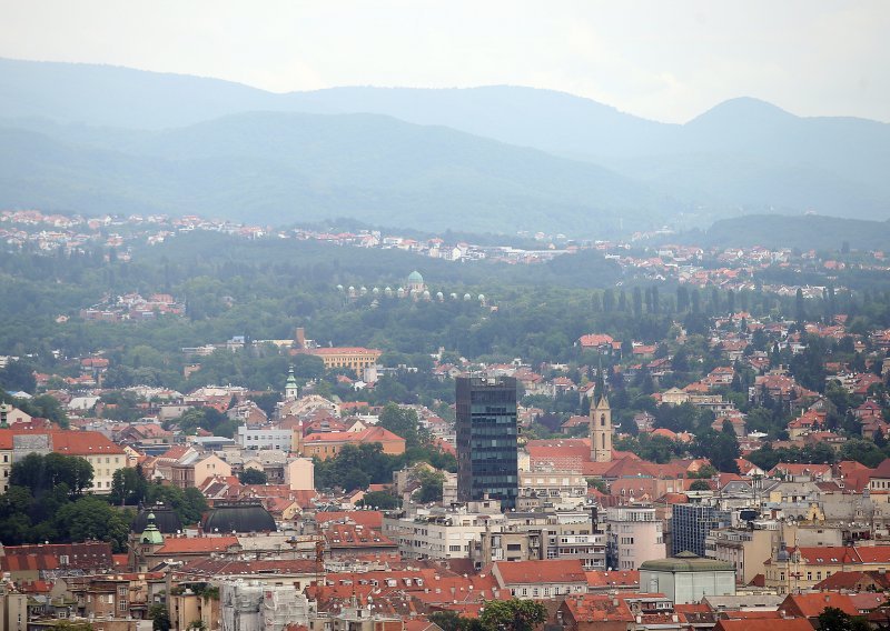 Pretežno oblačan dan, povremeno s kišom. Kolnici su vlažni i skliski