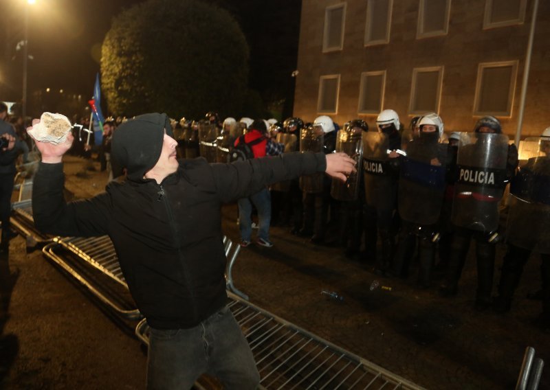 Prosvjednici bacaju molotovljeve koktele na zgradu albanske vlade 