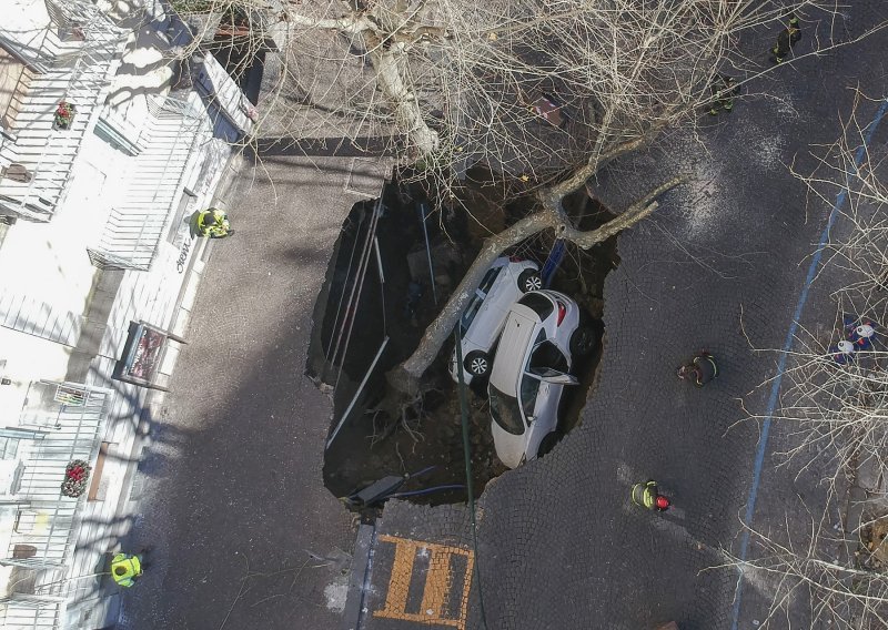 Otvorila se rupa u cesti i 'progutala' automobile, putnici jedva izvukli živu glavu