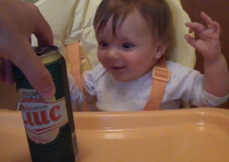 Ova beba luda je za pivom
