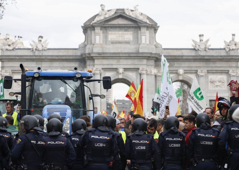 Ogorčeni poljoprivrednici Španjolske s 500 traktora ušli u Madrid