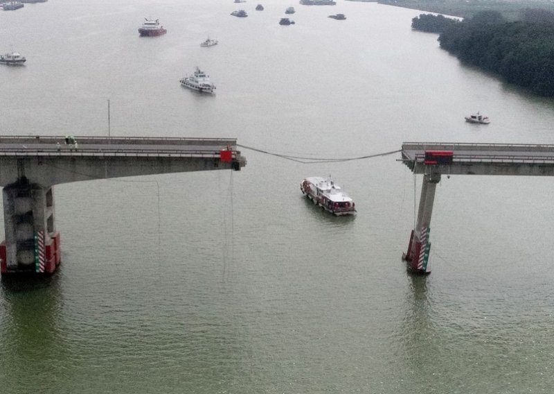 Brod udario u most, vozila pala u rijeku, dvije osobe poginule