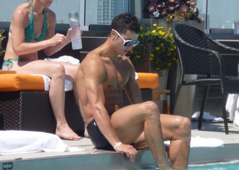 Novopečeni otac Ronaldo odmara mišiće na bazenu
