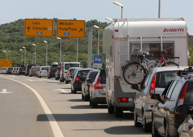 Pojačan promet na autocestama u smjeru mora