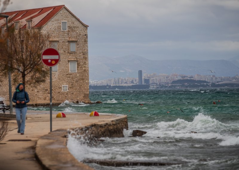 Olujni udari juga, kiša i grmljavina pokvarit će subotu u dobrom dijelu Hrvatske