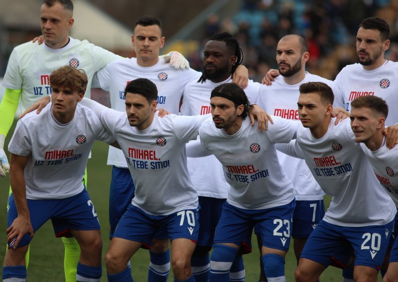 Hajdukovi nogometaši fotografirali se s majicama na kojima je bila jasna poruka