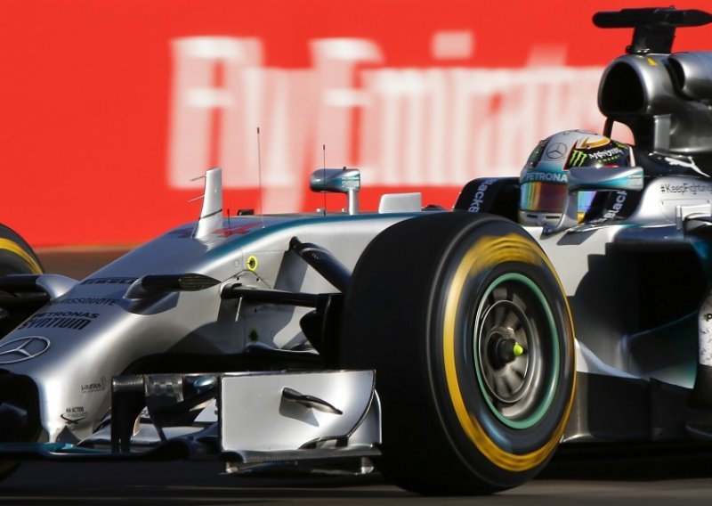 Hamilton kontra tradicije: Odbio voziti s brojem 1!