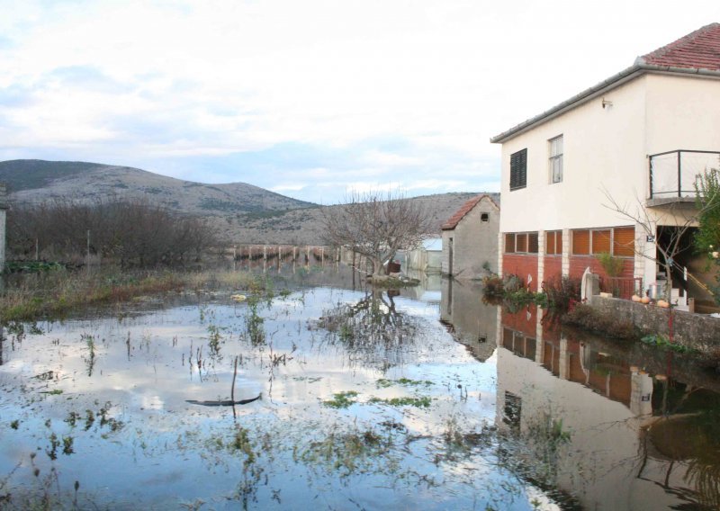 Jug Hercegovine pod vodom: Odroni, bujice, poplavljeni podrumi kuća...