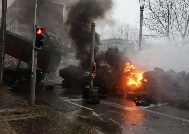 Kaos u Bruxellesu: Prosvjednici pale gume, policija aktivirala vodene topove