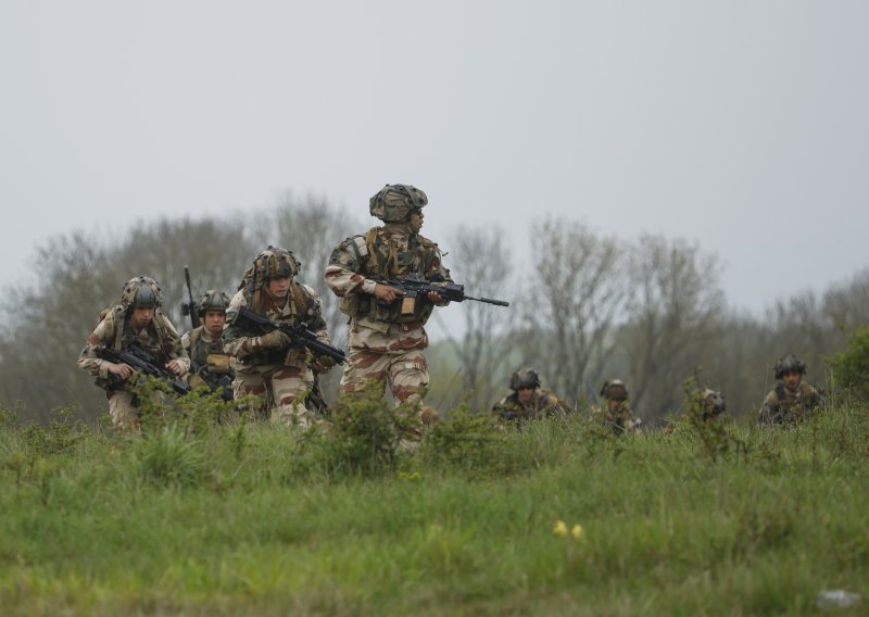 Francuski ministar: Naše trupe u Ukrajini bi mogle imati neborbenu ulogu