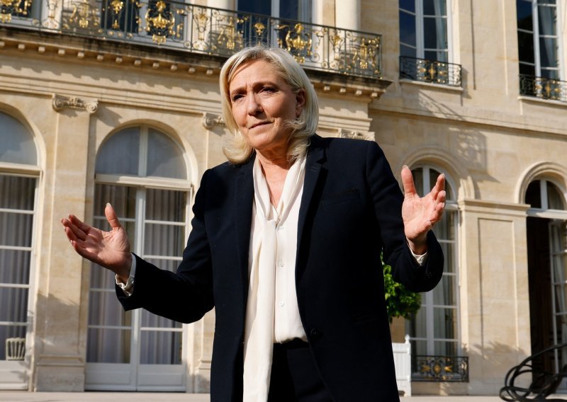 Le Pen se obrušila na Macrona: Ljudi su zabrinuti, igra se ratnog vođe