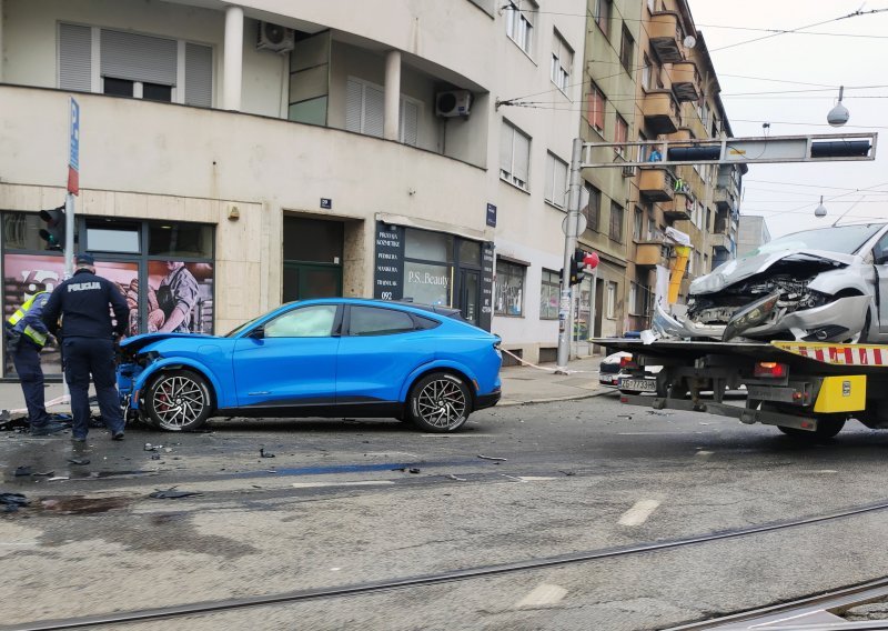 Veliki sudar u centru Zagreba: Jedna osoba završila na Traumi