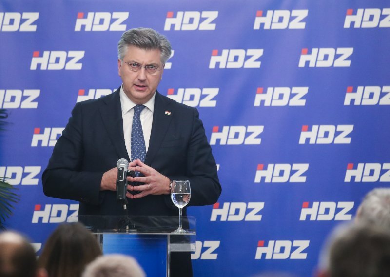 Plenković najavio dolazak aviona, Šeks prozvao mentalne nasljednike komunista