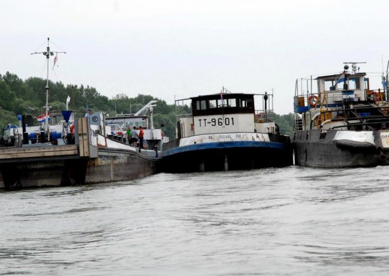Odsukan riječni tanker kod Slavonskog Broda