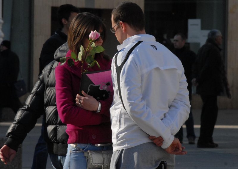 Maske i cvijeće za kraj zime na špici