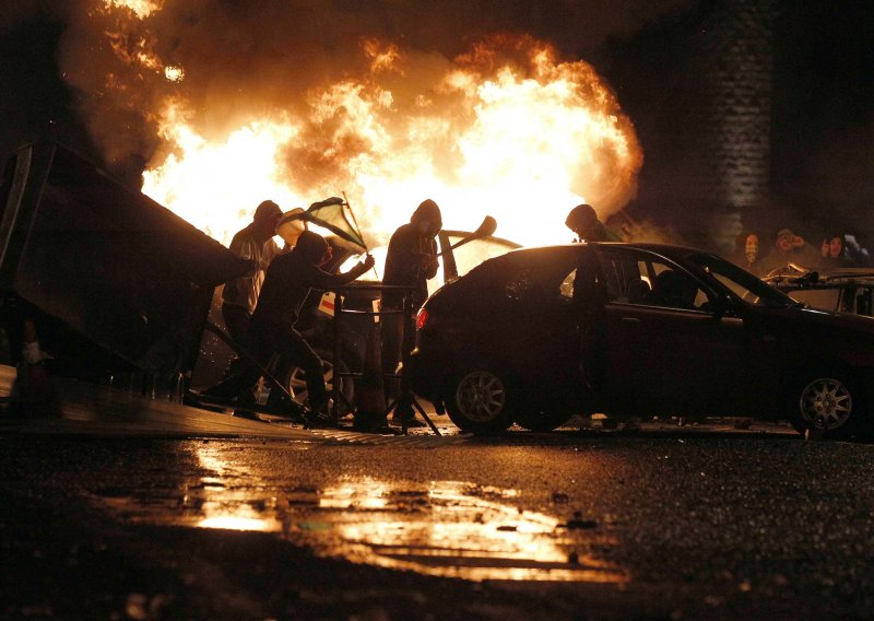 Kaos u Belfastu: ranjena 22 policajca