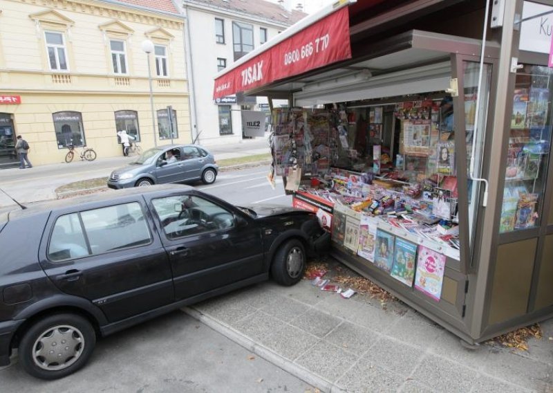 Autom se zabila u kiosk