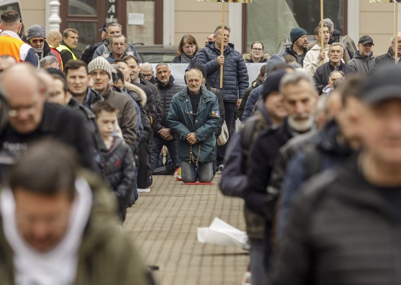 Opet se moli i kleči po trgovima: U Zagrebu prosvjednici pjevali podrugljive pjesme