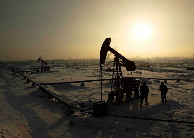 Kaos u Egiptu podigao cijene nafte iznad 100 dolara