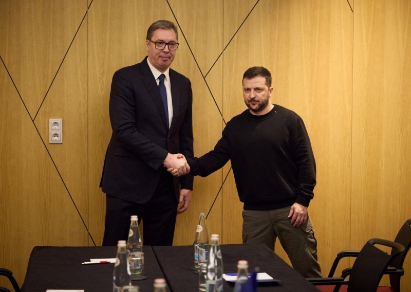Vučićeva igra na dvije stolice: Srbija ne uvodi sankcije Rusiji, ali šalje streljivo Ukrajini