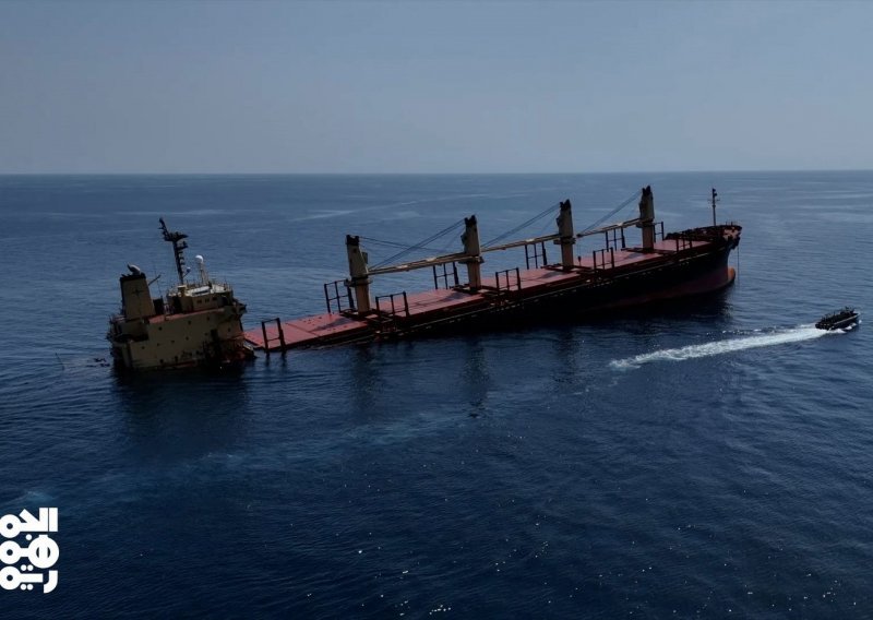 Crvenom moru prijeti ekološka katastrofa: Tone brod pun gnojiva kojeg su pogodili hutisti