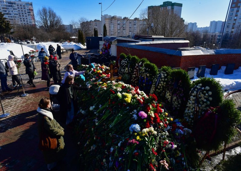 Jasna poruka Putinu: Rusi i dalje masovno obilaze Navaljnijev grob