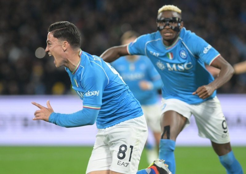 Napoli u dramatičnoj završnici slomio Juventus i olakšao posao Interu