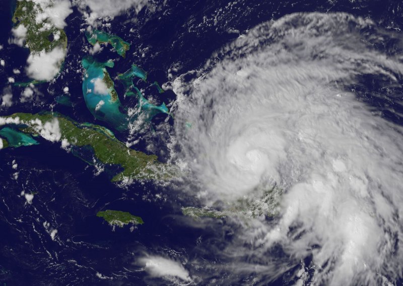 Uragan Irena bliži se Bahamima i SAD-u