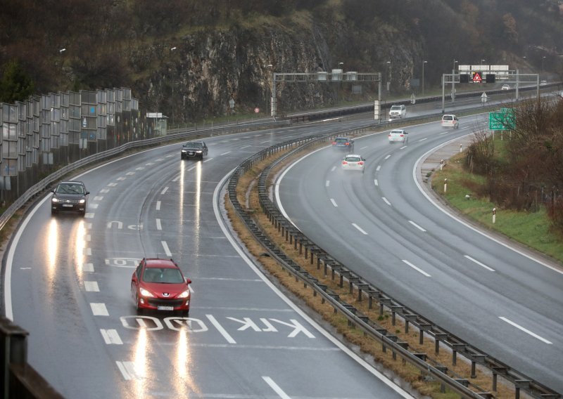 HAK: Vozilo u kvaru na A6 Rijeka-Zagreb kod tunela Tuhobić