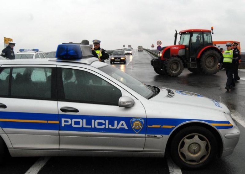 Policija uklonila traktore pobunjenih seljaka
