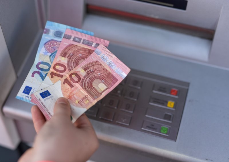 Dvojica Ukrajinaca osuđeni zbog krađe 1,3 milijuna eura iz bankomata