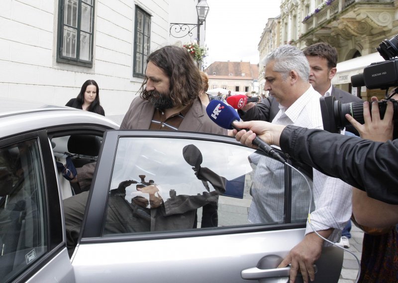 Police escort Varazdin Mayor Cehok to Zagreb