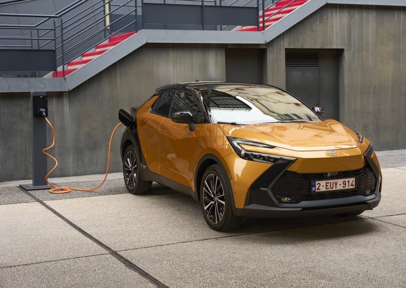 Toyota predstavila C-HR Plug-in Hybrid 220: Četvrti pogonski sklop za domet do 66 km samo na stuju