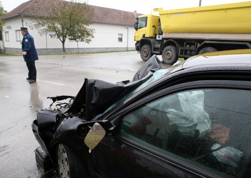 U sudaru automobila u kamiona petero ozlijeđenih