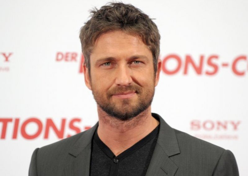 Gerard Butler u vrućem zagrljaju s manekenkom