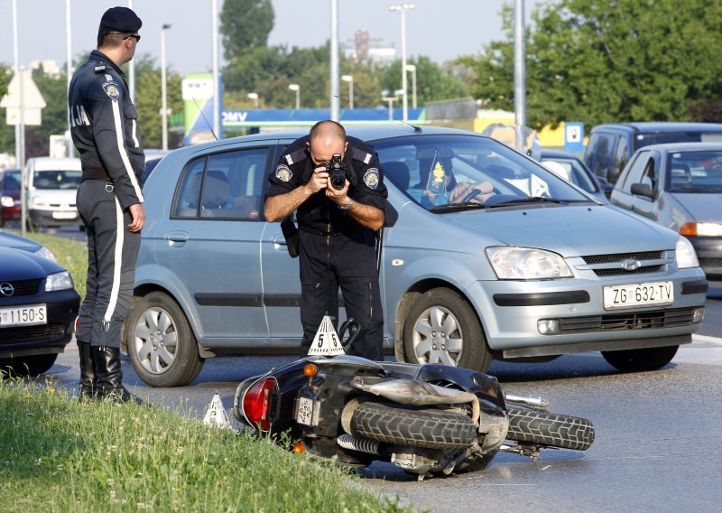 Fiatom naletio na propisno zaustavljenog motorista