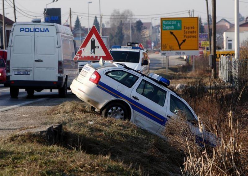 Jureći za pljačkašima policajci završili u jarku