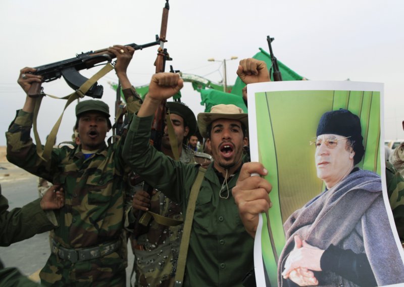 Kontaktna skupina pozvala Gadafija da odstupi