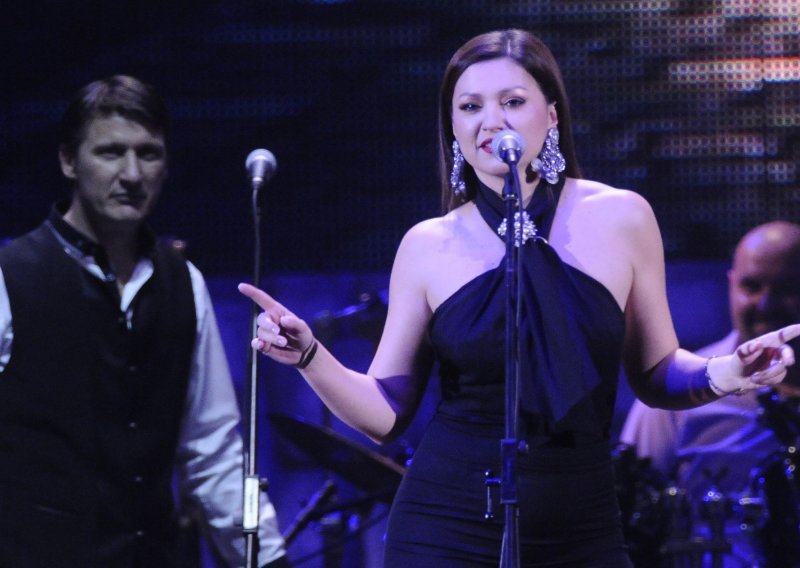 Nina Badrić osvaja razgolićenih ramena