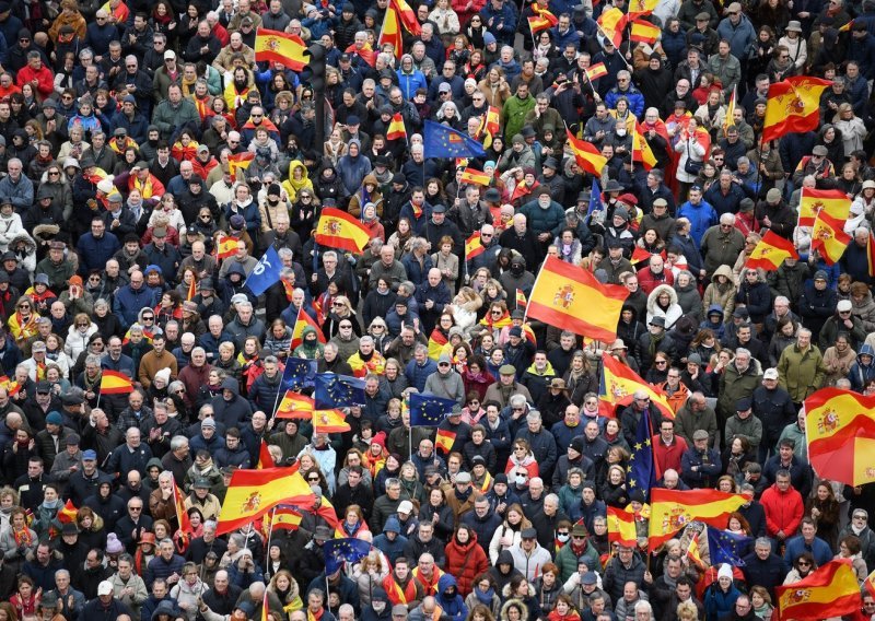 Tisuće u Madridu traže ostavku Sancheza zbog amnestije Kataloncima