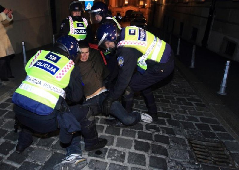 Police prevent protesters from reaching gov't building