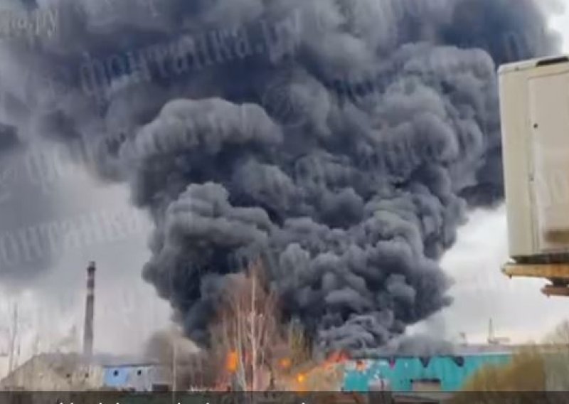 Veliki požar kod aerodroma u Sankt Peterburgu, u blizini oboren dron