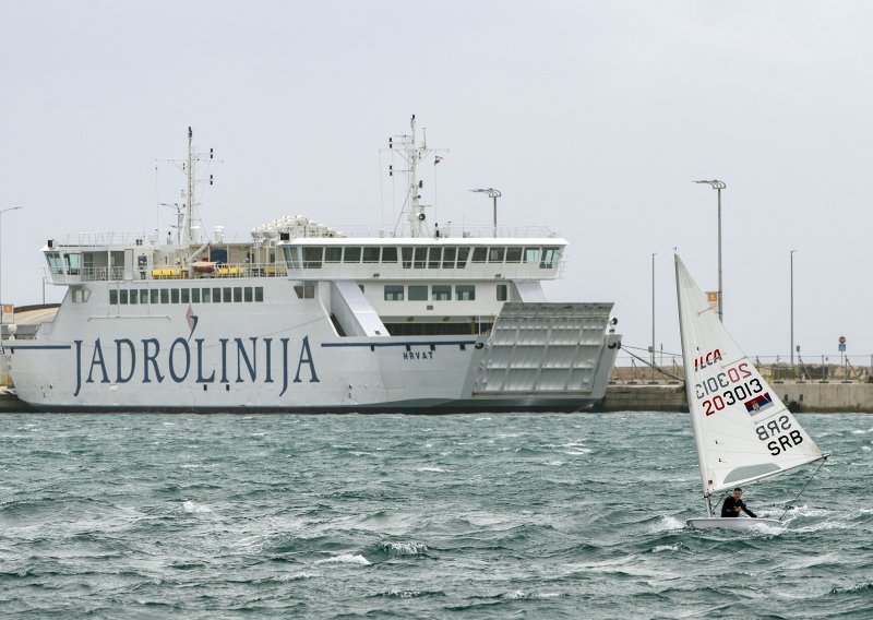 Zbog lošeg vremena u prekidu sve katamaranske i više trajektnih linija u Splitu