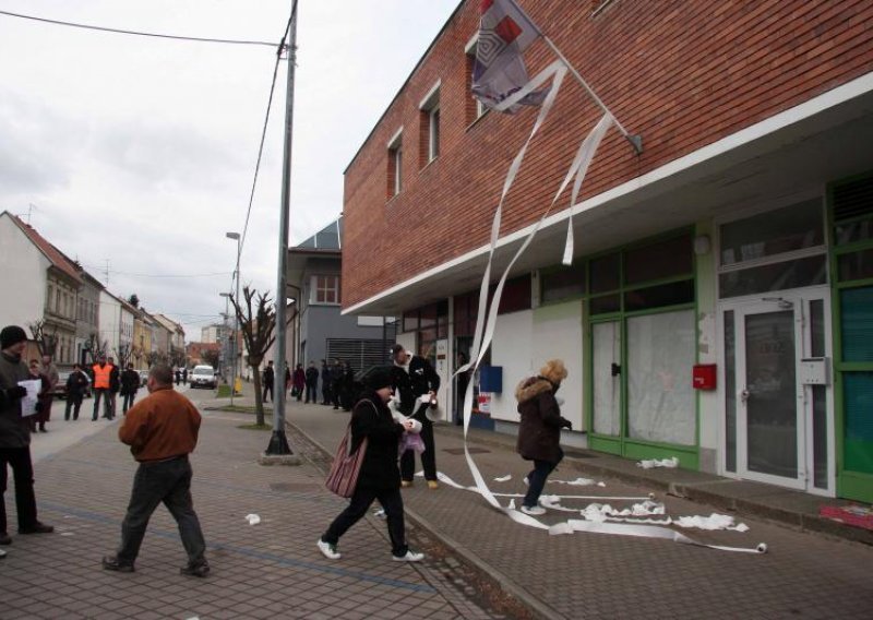 HDZ gađali toaletnim papirom