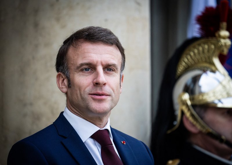 Macron: Varaju se svi koji misle da će se Rusija zaustaviti na Krimu