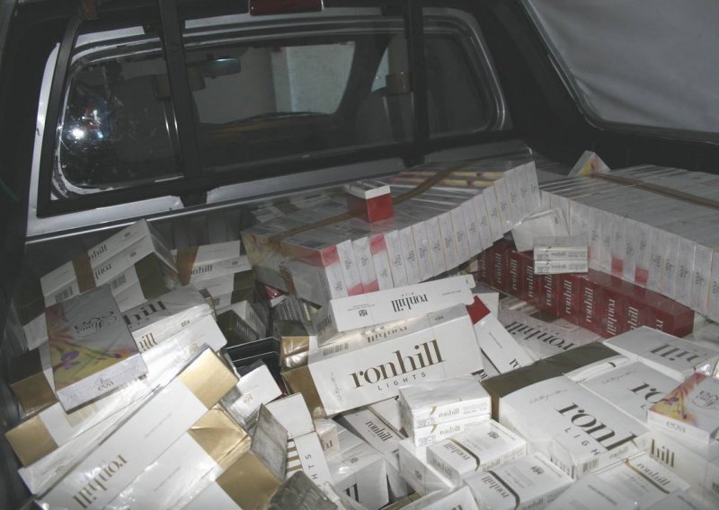 Pokušali prošvercati 1398 šteka cigareta