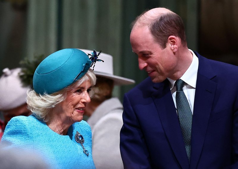 Jedino se princ William nije naklonio kraljici Camilli, poznato je i zašto